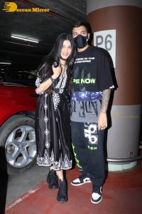 Shruti Haasan spotted with her boyfriend at Mumbai Airport