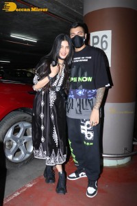 Shruti Haasan spotted with her boyfriend at Mumbai Airport