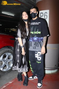 Shruti Haasan spotted with her boyfriend at Mumbai Airport