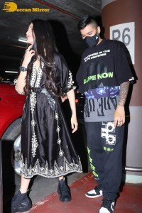 Shruti Haasan spotted with her boyfriend at Mumbai Airport