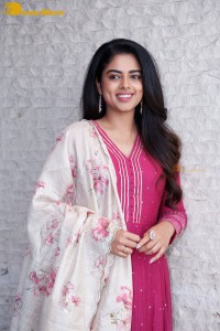 Actress Siddhi Idnani in a pink salwar dress