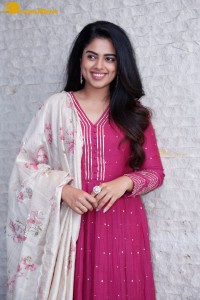 Actress Siddhi Idnani in a pink salwar dress