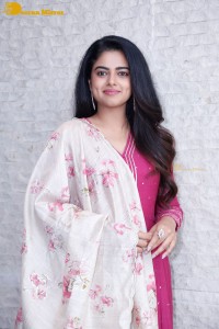 Actress Siddhi Idnani in a pink salwar dress