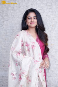 Actress Siddhi Idnani in a pink salwar dress