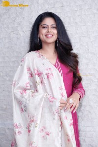 Actress Siddhi Idnani in a pink salwar dress