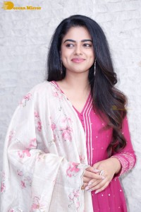 Actress Siddhi Idnani in a pink salwar dress