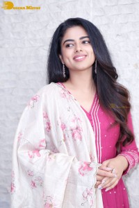 Actress Siddhi Idnani in a pink salwar dress