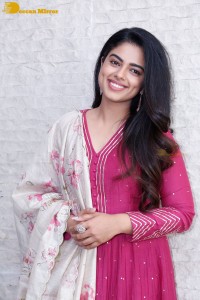 Actress Siddhi Idnani in a pink salwar dress