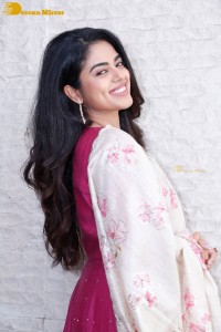 Actress Siddhi Idnani in a pink salwar dress