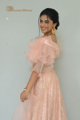 Siddhi Idnani photoshoot in a light pink dress