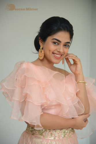 Siddhi Idnani photoshoot in a light pink dress