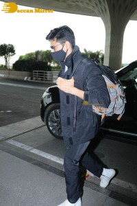 Bollywood Actor Sidharth Malhotra seen at the Mumbai Airport on April 21, 2022