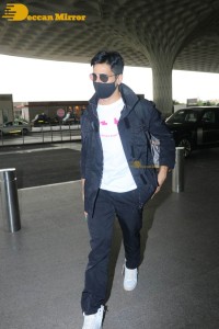 Bollywood Actor Sidharth Malhotra seen at the Mumbai Airport on April 21, 2022
