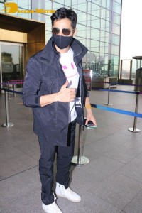 Bollywood Actor Sidharth Malhotra seen at the Mumbai Airport on April 21, 2022