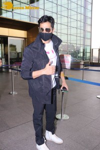 Bollywood Actor Sidharth Malhotra seen at the Mumbai Airport on April 21, 2022
