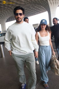 Sidharth Malhotra and Kiara Advani spotted at Mumbai Airport on October 30, 2023