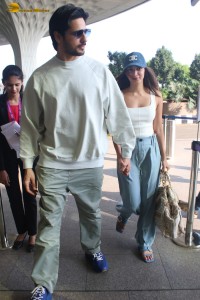 Sidharth Malhotra and Kiara Advani spotted at Mumbai Airport on October 30, 2023