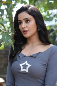 actress Simran Gupta navel show in a top and blue jeans