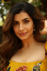 Indian actress Simrithi Bathija sexy photoshoot in a yellow mini dress