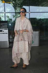 actress sobhita dhulipala stylish looks at mumbai airport