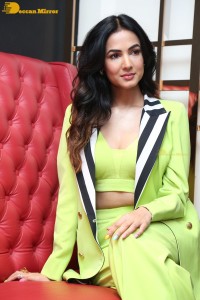 Actress Sonal-Chauhan-in-a-green-dress