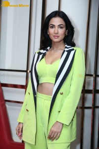 Actress Sonal-Chauhan-in-a-green-dress