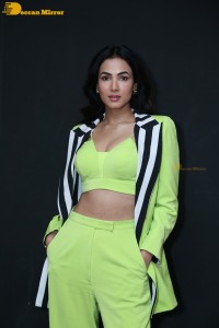 Actress Sonal-Chauhan-in-a-green-dress