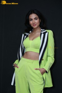 Actress Sonal-Chauhan-in-a-green-dress