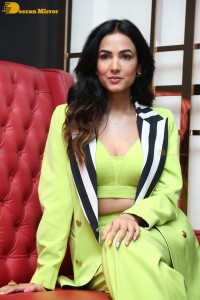 Actress Sonal-Chauhan-in-a-green-dress
