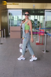 Indian Actress Sonal Chauhan glamorous look at Mumbai Airport