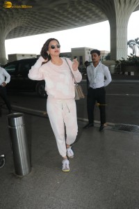 actress Sonali Bendre cute in casual dress at airport