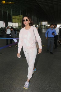 actress Sonali Bendre cute in casual dress at airport