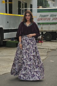 actress Sonali Bendre stylish looks in black top and floral skirt