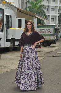actress Sonali Bendre stylish looks in black top and floral skirt