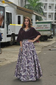actress Sonali Bendre stylish looks in black top and floral skirt