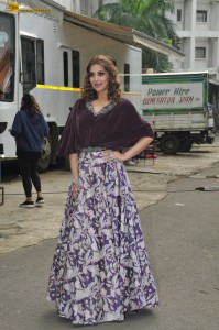 actress Sonali Bendre stylish looks in black top and floral skirt