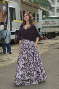 actress Sonali Bendre stylish looks in black top and floral skirt