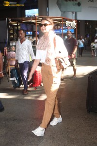 bollywood actress Sonali Bendre in stylish outfit spotted at mumbai airport