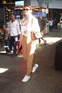 bollywood actress Sonali Bendre in stylish outfit spotted at mumbai airport