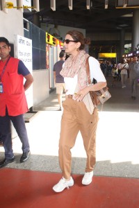 bollywood actress Sonali Bendre in stylish outfit spotted at mumbai airport