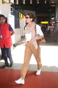 bollywood actress Sonali Bendre in stylish outfit spotted at mumbai airport