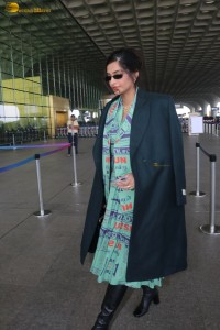 actress sonam kapoor dressed in green at mumbai airport