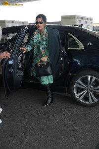 actress sonam kapoor dressed in green at mumbai airport