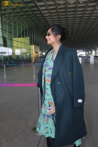 actress sonam kapoor dressed in green at mumbai airport