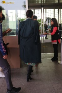 actress sonam kapoor dressed in green at mumbai airport
