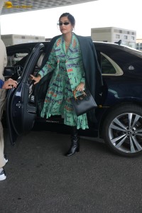 actress sonam kapoor dressed in green at mumbai airport