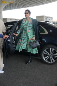 actress sonam kapoor dressed in green at mumbai airport