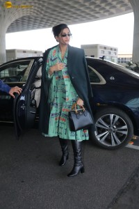 actress sonam kapoor dressed in green at mumbai airport