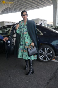 actress sonam kapoor dressed in green at mumbai airport