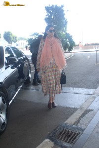 Indian actress Sonam Kapoor chic look at mumbai airport